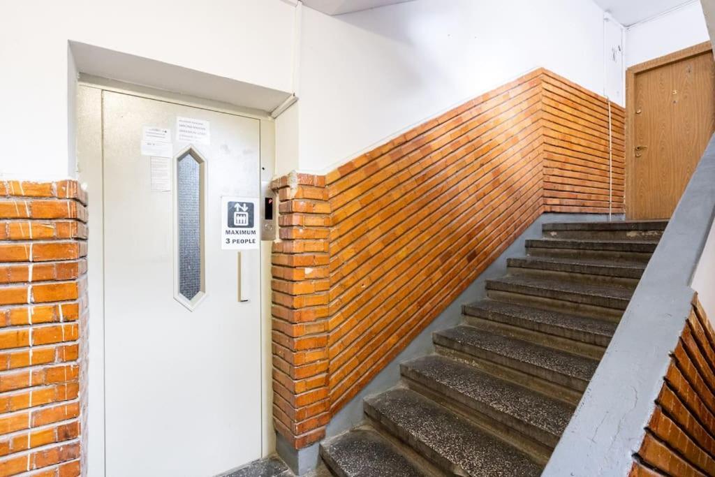 Appartamento Stunning Views 2Br Midtown Flat - Charming Balcony Bucarest Esterno foto