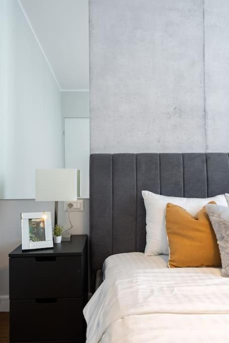 Appartamento Stunning Views 2Br Midtown Flat - Charming Balcony Bucarest Esterno foto