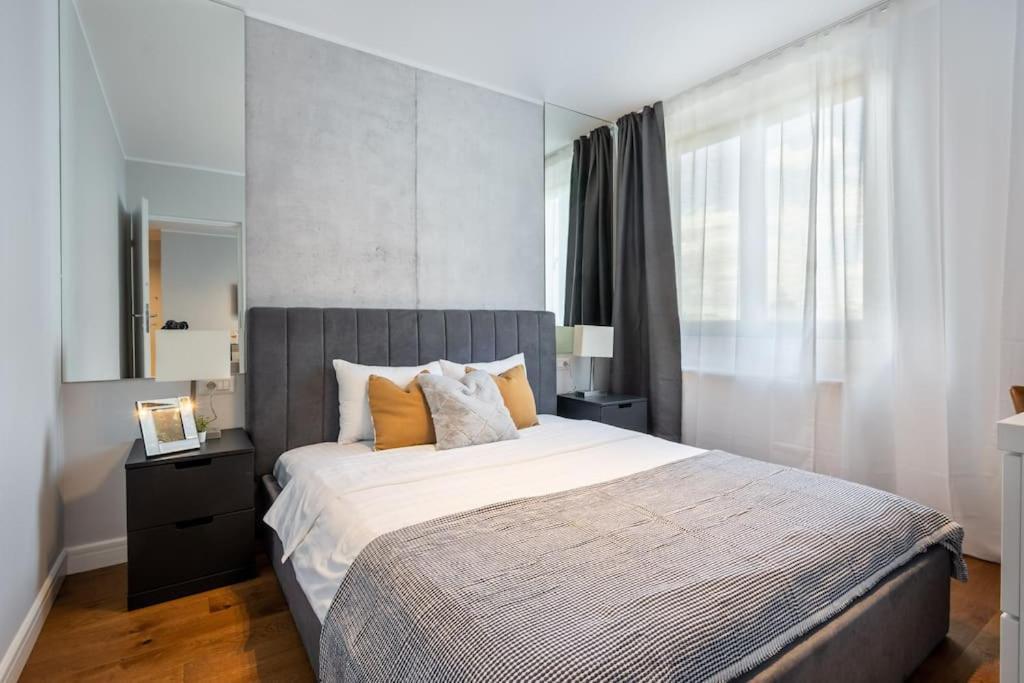 Appartamento Stunning Views 2Br Midtown Flat - Charming Balcony Bucarest Esterno foto