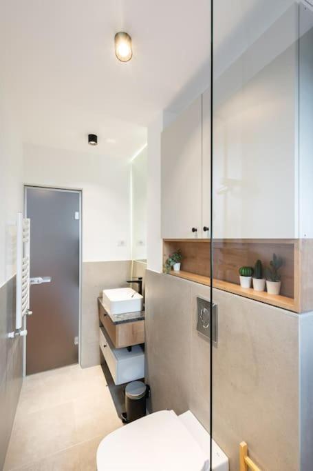 Appartamento Stunning Views 2Br Midtown Flat - Charming Balcony Bucarest Esterno foto