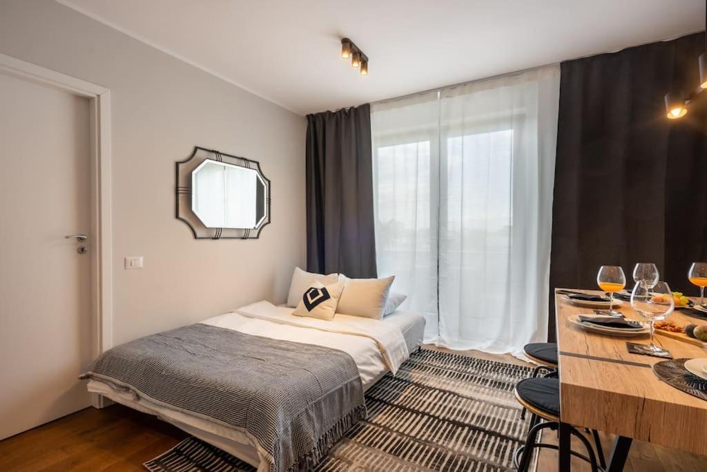 Appartamento Stunning Views 2Br Midtown Flat - Charming Balcony Bucarest Esterno foto