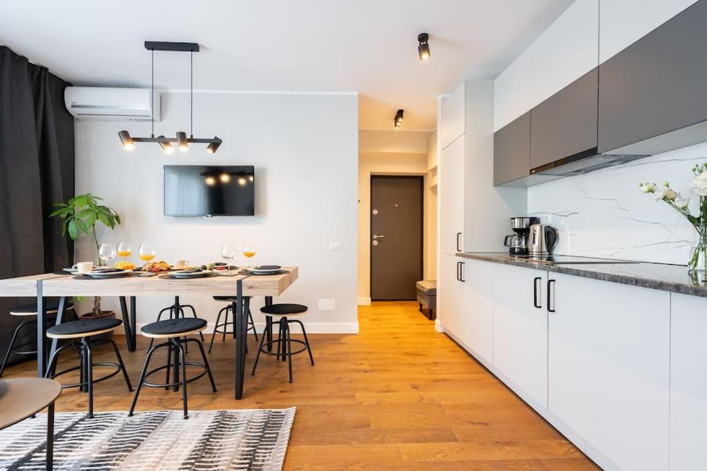 Appartamento Stunning Views 2Br Midtown Flat - Charming Balcony Bucarest Esterno foto