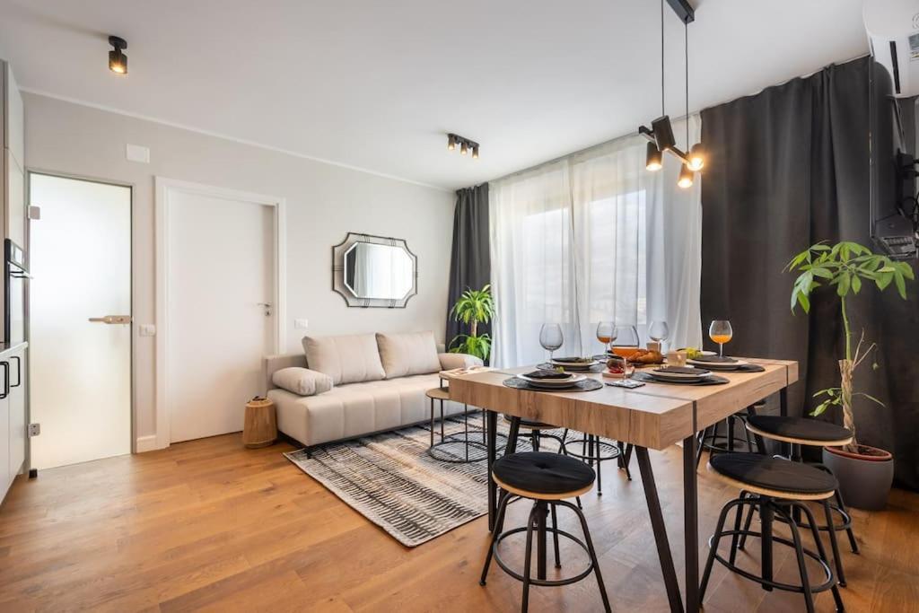 Appartamento Stunning Views 2Br Midtown Flat - Charming Balcony Bucarest Esterno foto