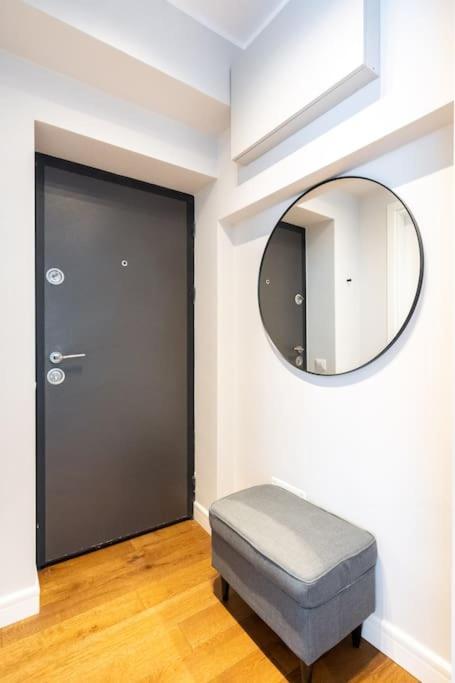 Appartamento Stunning Views 2Br Midtown Flat - Charming Balcony Bucarest Esterno foto