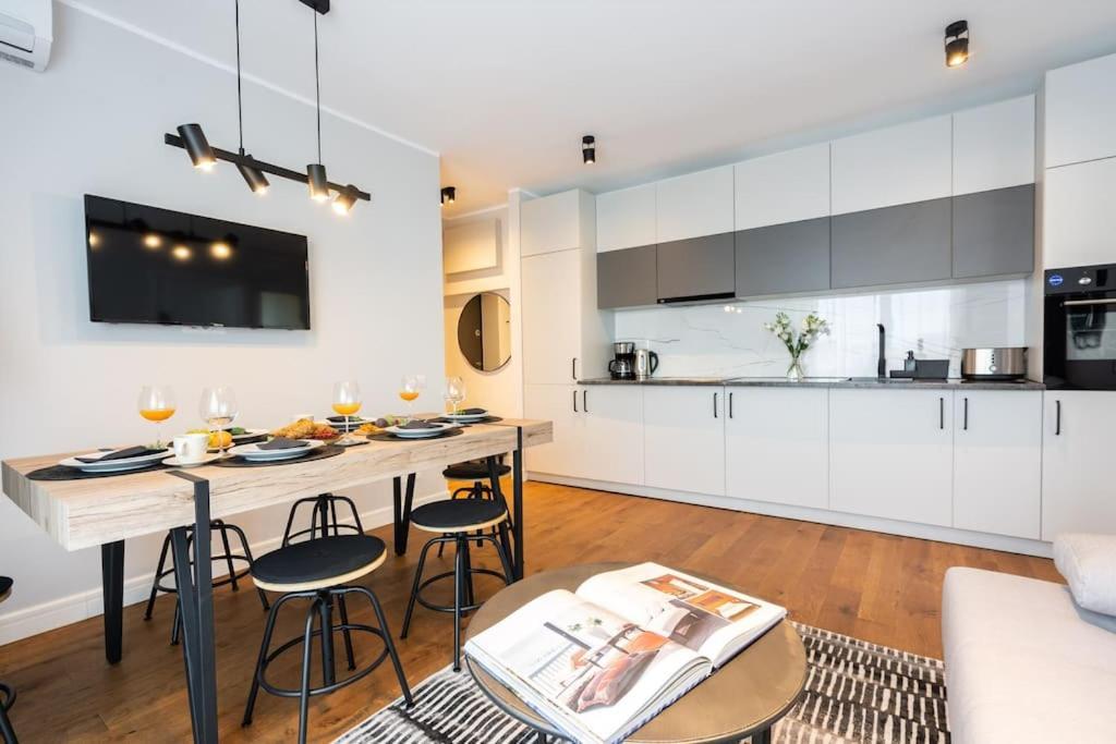 Appartamento Stunning Views 2Br Midtown Flat - Charming Balcony Bucarest Esterno foto