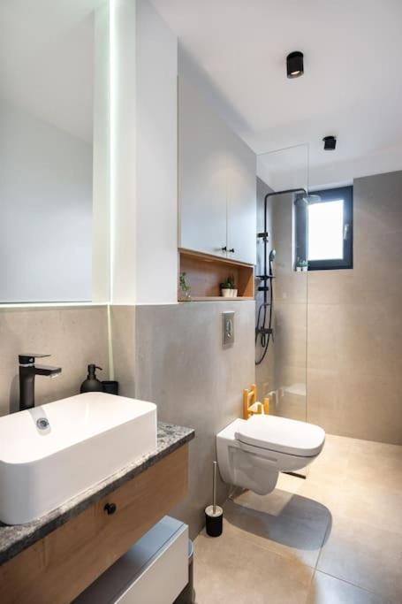 Appartamento Stunning Views 2Br Midtown Flat - Charming Balcony Bucarest Esterno foto