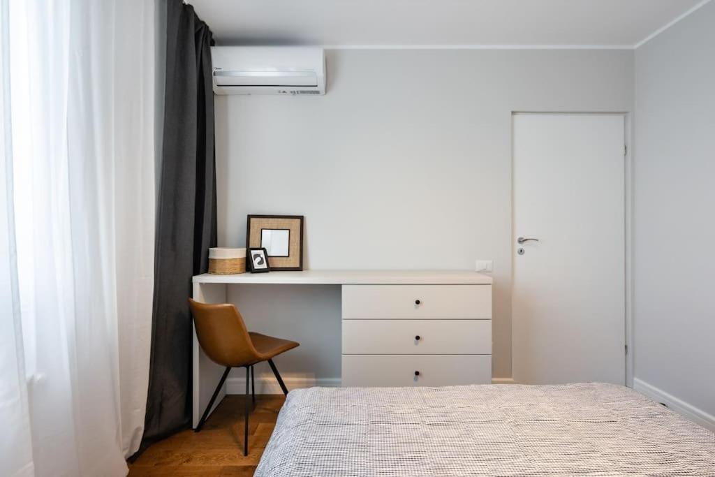 Appartamento Stunning Views 2Br Midtown Flat - Charming Balcony Bucarest Esterno foto
