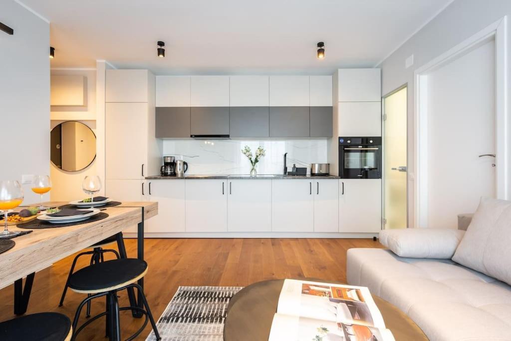 Appartamento Stunning Views 2Br Midtown Flat - Charming Balcony Bucarest Esterno foto